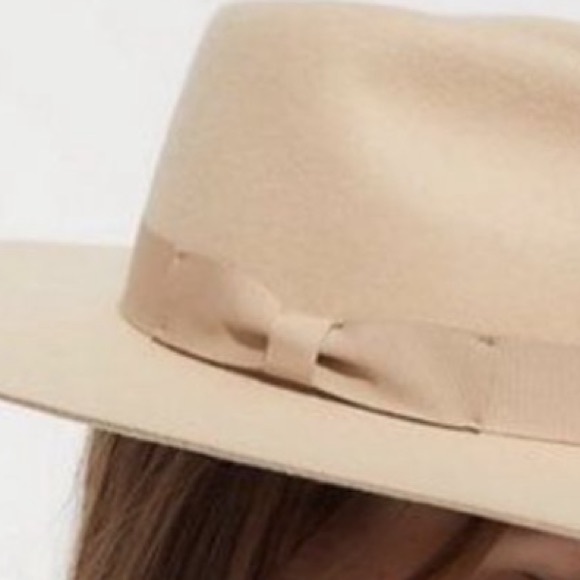 NWOT New Urban Outfitters
Elegant Retro Felt Fedora Wide
Brim Hat - Picture 3 of 7